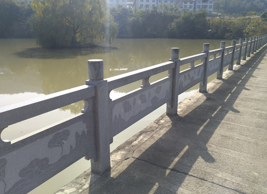 異形芝麻灰石材護(hù)欄效果.jpg